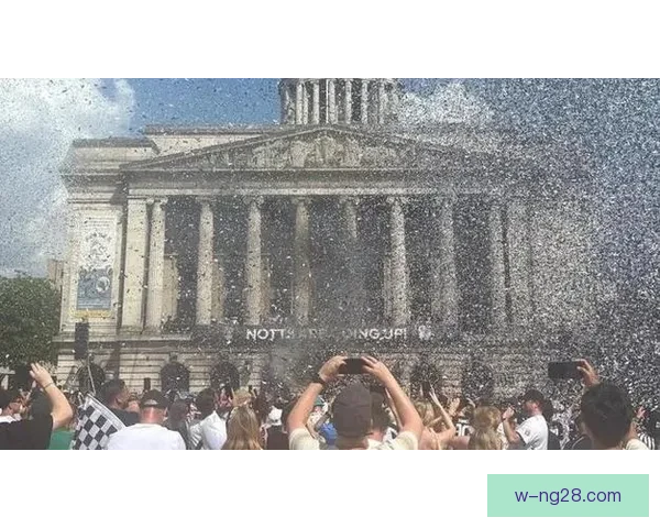诺茨郡成功重返英格兰职业足球联赛实现历史突破 引发球迷热烈庆祝
